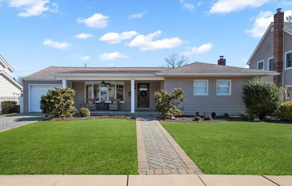 1395 Millwood LN, Merrick, NY 11566