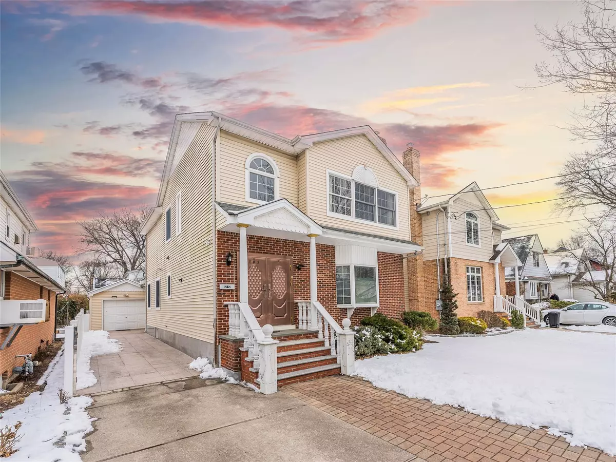 Floral Park, NY 11001,103 Holland AVE