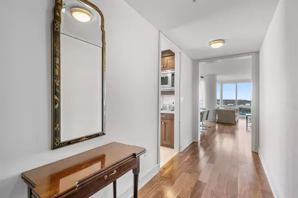 White Plains, NY 10601,1 Renaissance SQ #12E