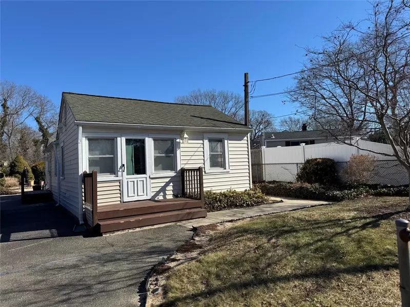 29 Rose PL, Selden, NY 11784