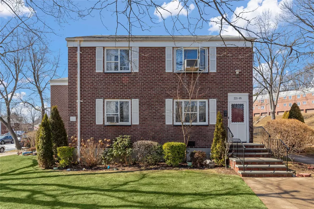 Queens Village, NY 11427,221-95 Manor RD #UPPER