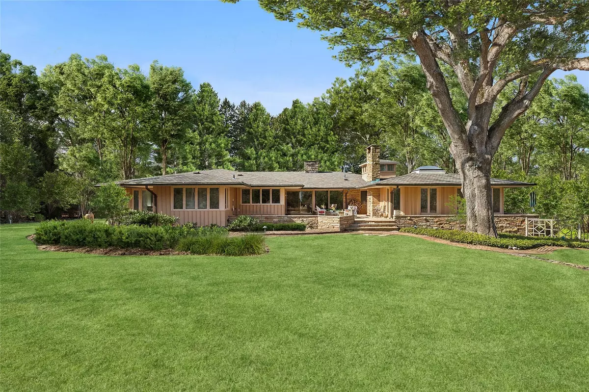 Locust Valley, NY 11560,4 Lewis LN