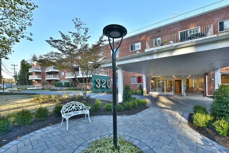 320 E Shore RD #25A, Great Neck, NY 11023