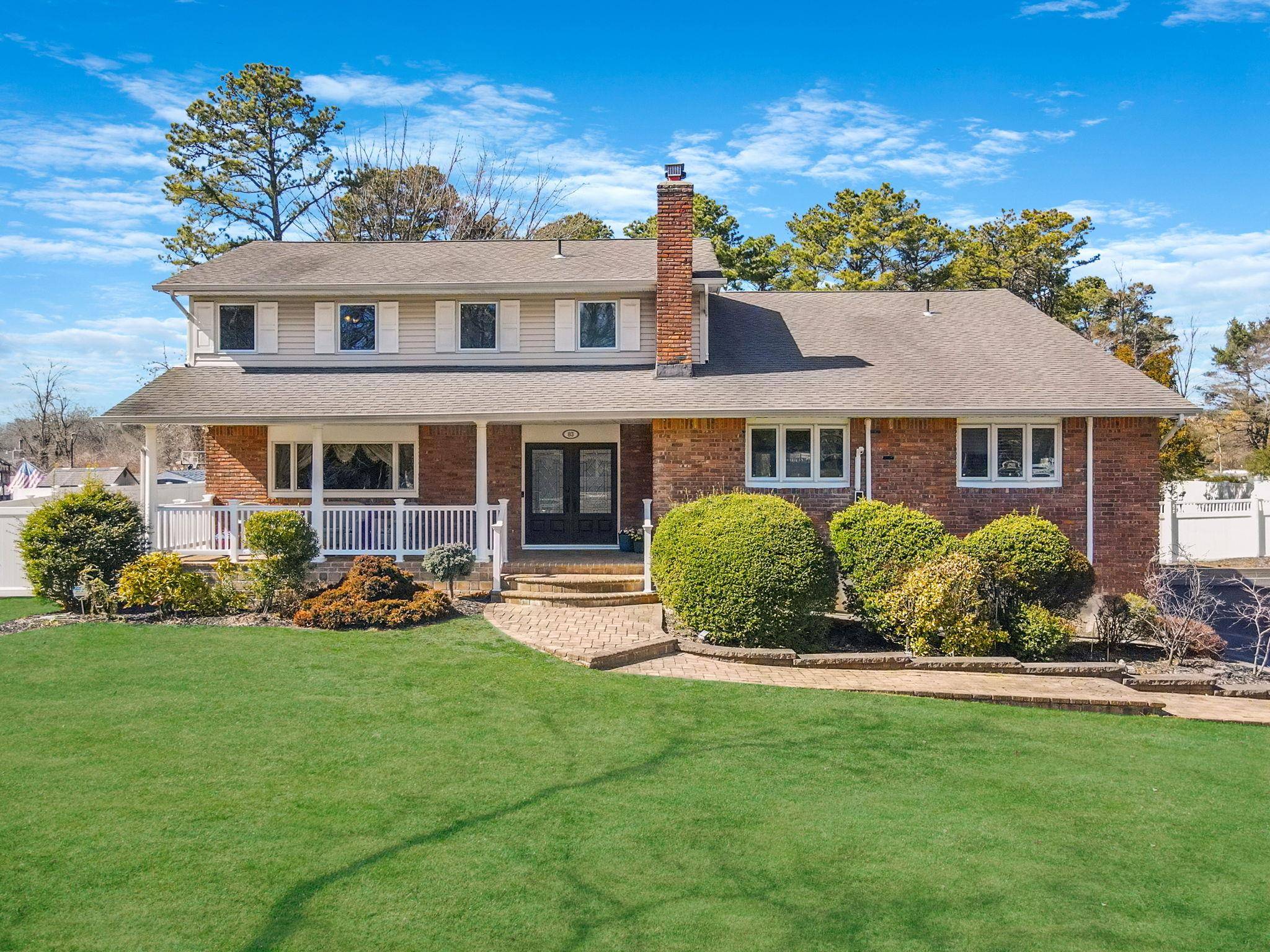 83 Old Brook RD, Dix Hills, NY 11746