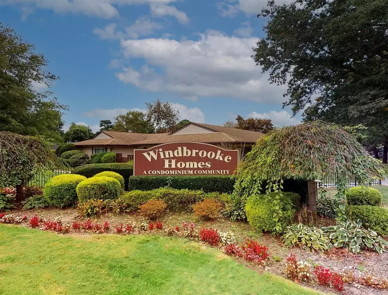 82 Feller DR #82, Central Islip, NY 11722