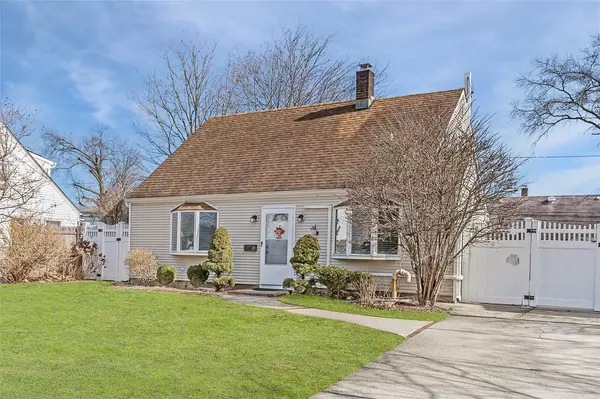 35 Buttercup LN, Levittown, NY 11756