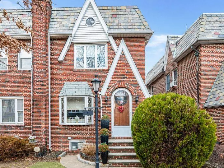Jamaica Hills, NY 11432,161-17 84th AVE