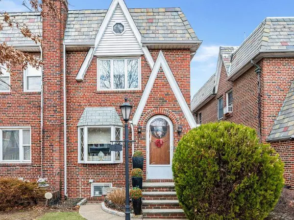 161-17 84th AVE,  Jamaica Hills,  NY 11432