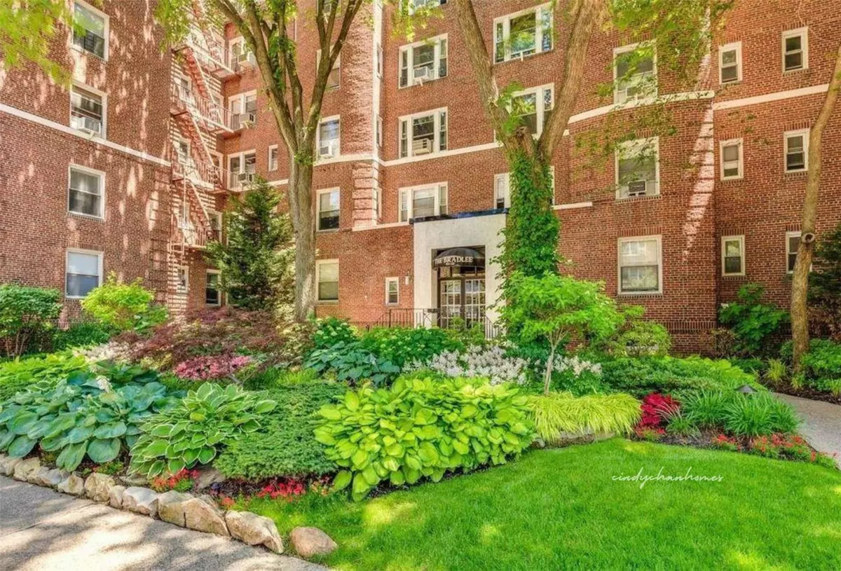 Forest Hills, NY 11375,69-09 108th ST #205