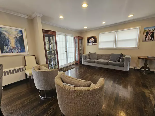Cedarhurst, NY 11516,19 Park CIR