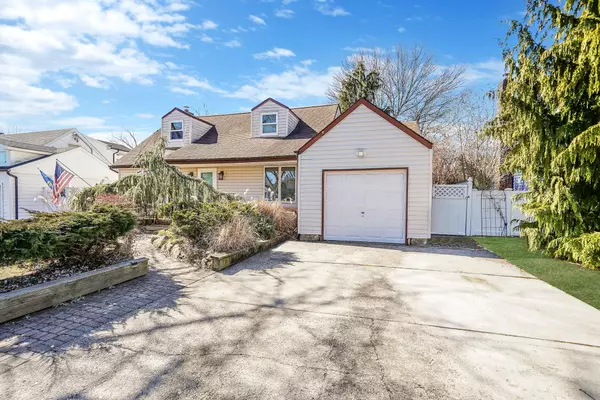 22 Jean DR, North Babylon, NY 11703