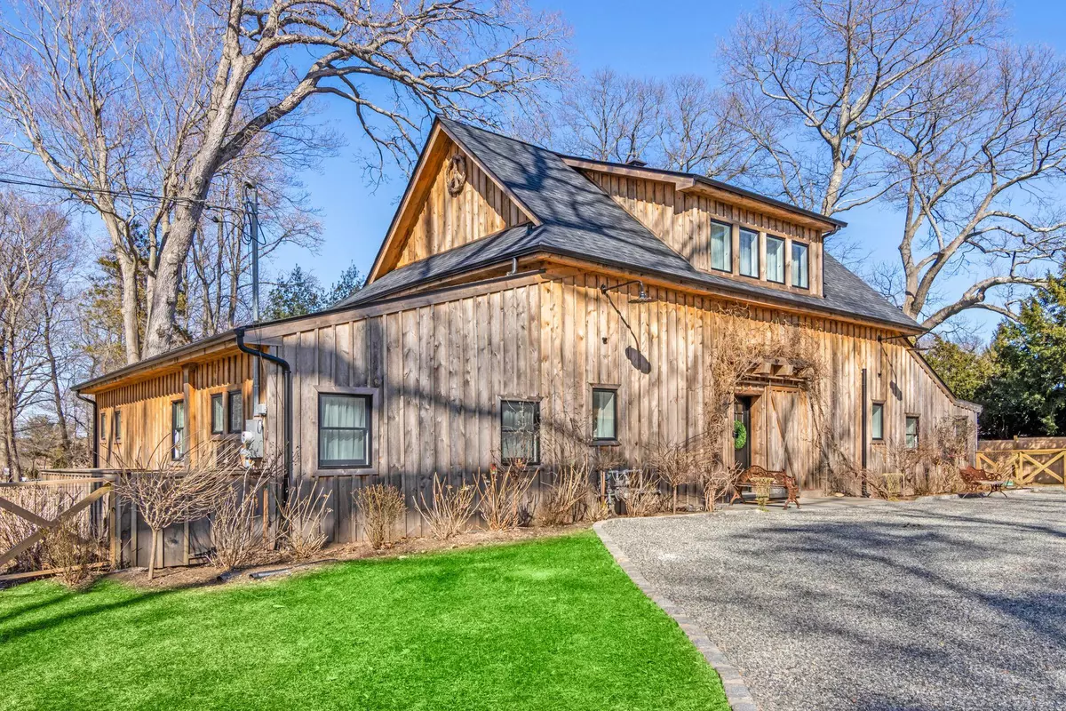 Huntington Bay, NY 11743,2 Charlemagne RD