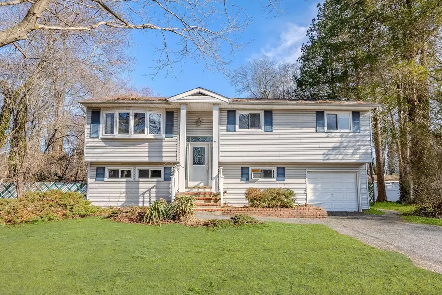 65 Byron WAY, Oakdale, NY 11769