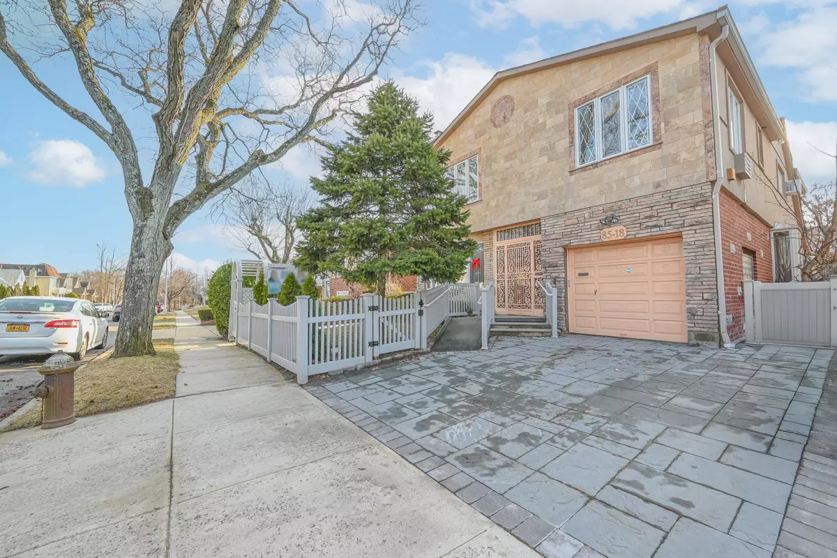 Queens Village, NY 11427,85-18 212th ST