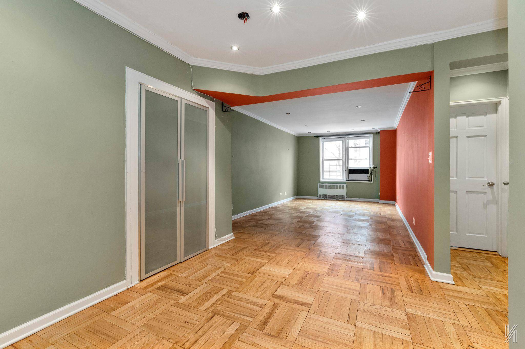 Jackson Heights, NY 11372,33-45 90th ST #1K