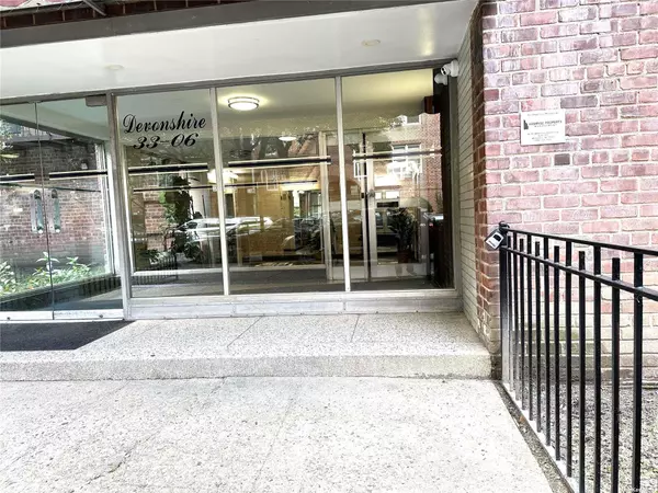 Jackson Heights, NY 11372,33-06 92 ST #1V