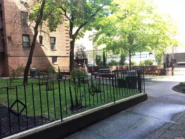 Jackson Heights, NY 11372,33-06 92 ST #1V