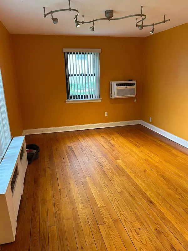 Great Neck, NY 11021,13 W Mill DR #1A