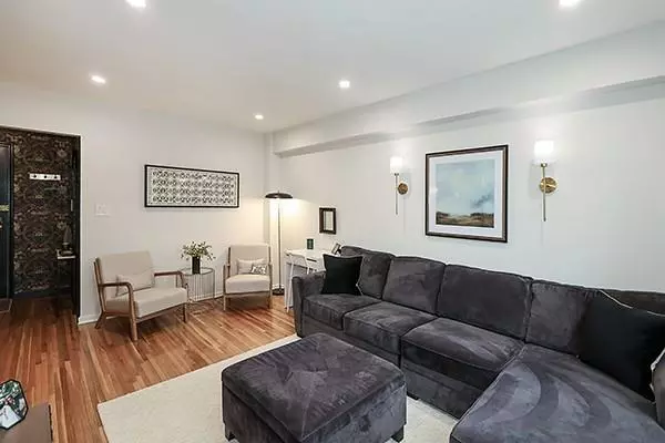 Roslyn Heights, NY 11577,2 Edwards ST #3 B