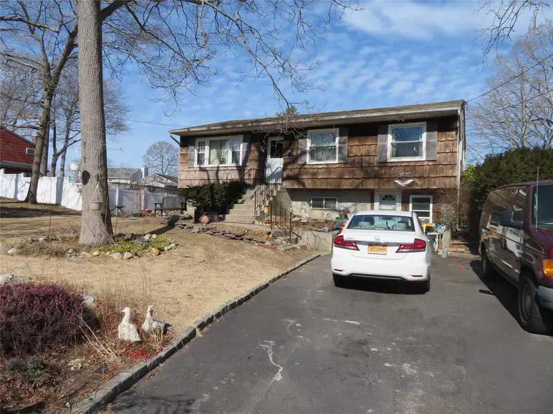 15 Walnut AVE, Farmingville, NY 11738