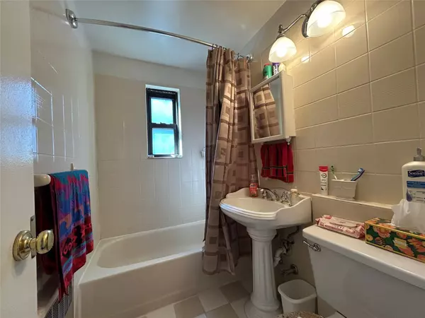 Great Neck, NY 11021,6 West Mill Drive #3A