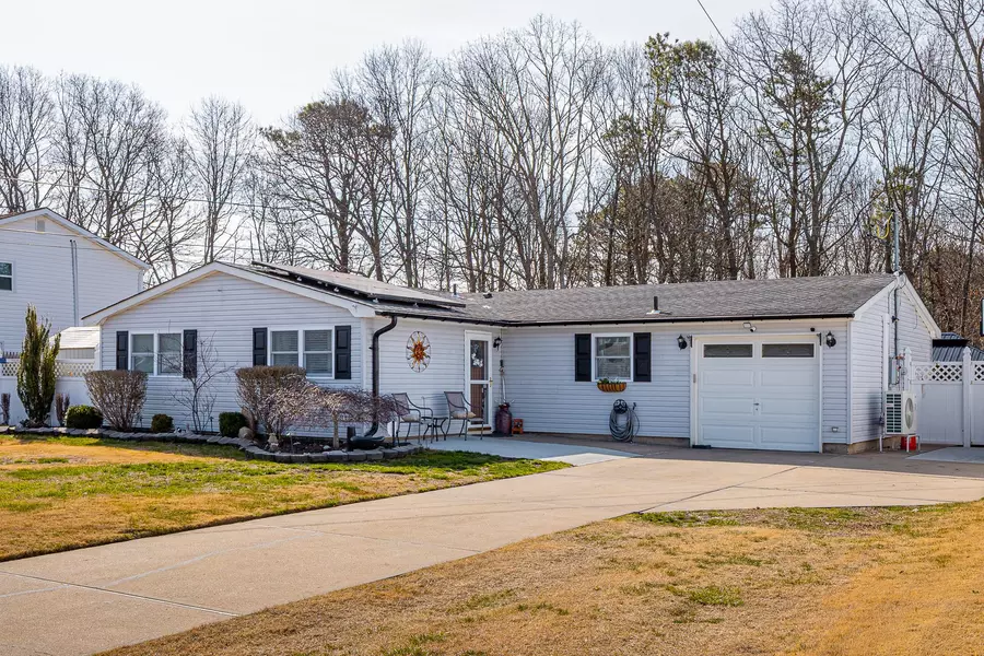 34 Appel DR, Shirley, NY 11967