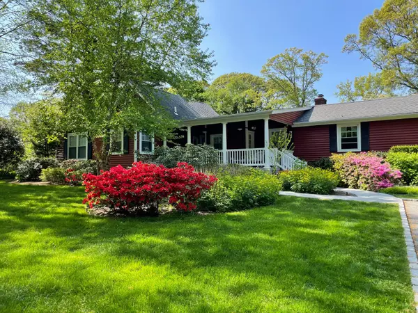 Huntington, NY 11743,5 Meadowood CT