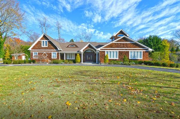 12 Winthrop DR, Dix Hills, NY 11746