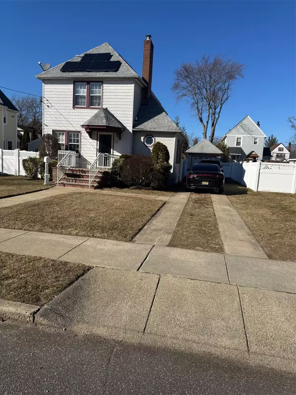 59 School ST, Malverne, NY 11565