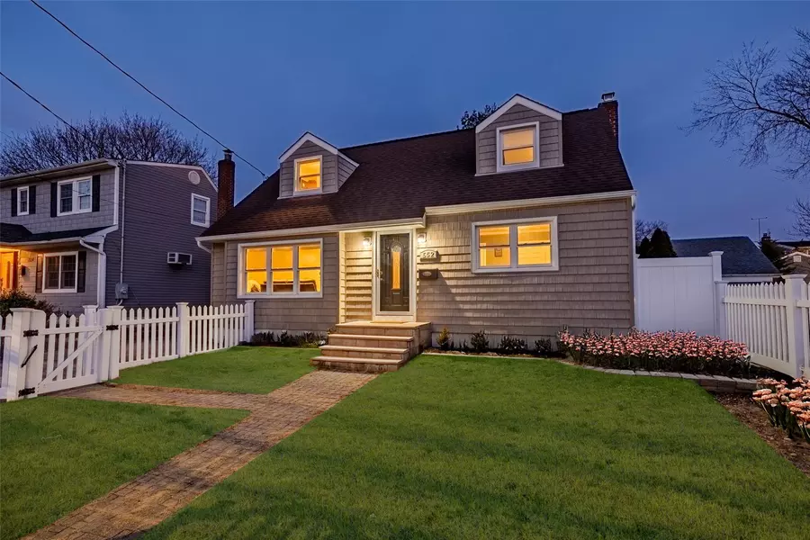 552 Meadowbrook Rd, Merrick, NY 11566