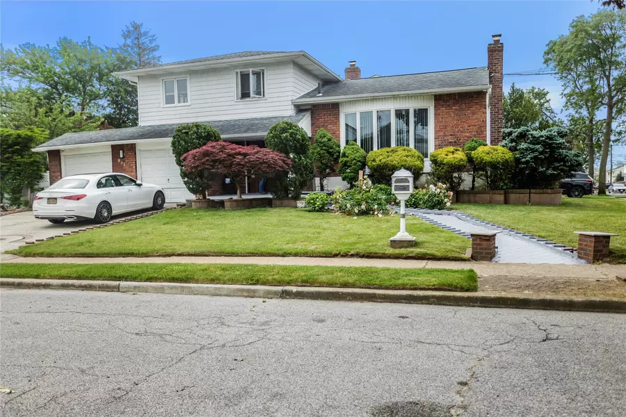 988 Howard CT, Baldwin Harbor, NY 11510