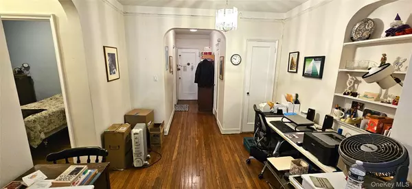 Elmhurst, NY 11373,83-06 Vietor AVE #2F