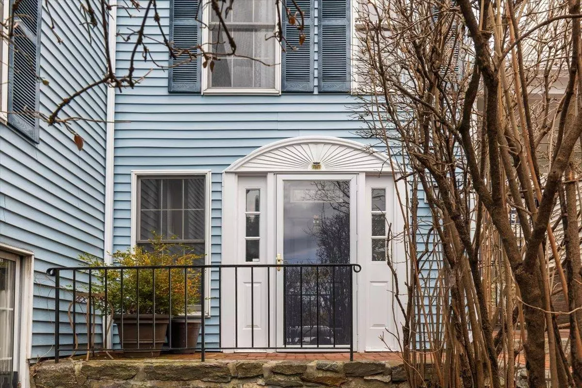 Port Chester, NY 10573,13 Washington Mews #13