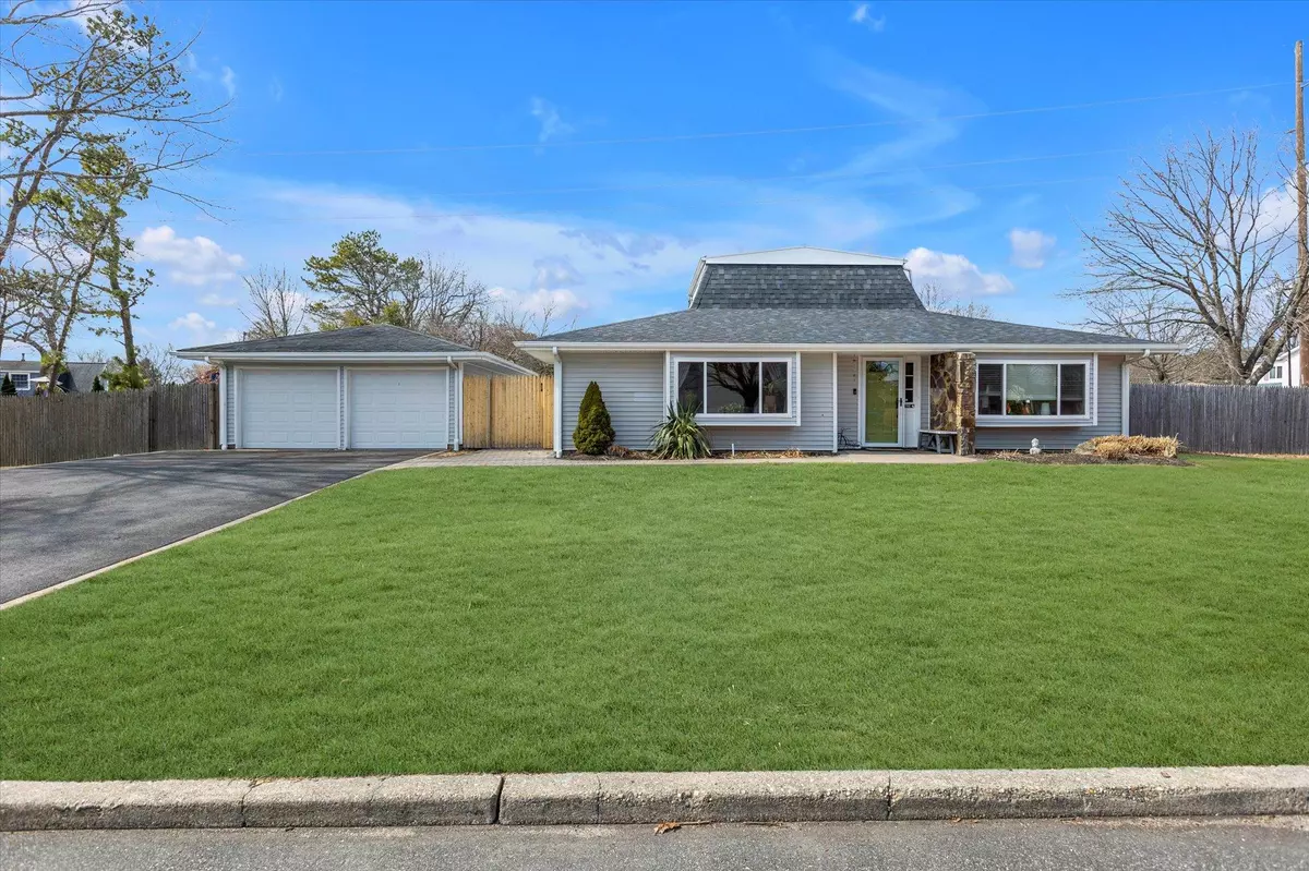 East Patchogue, NY 11772,2 Marie CRES