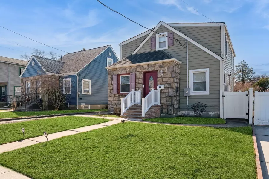 31 Cedar ST, Roosevelt, NY 11575