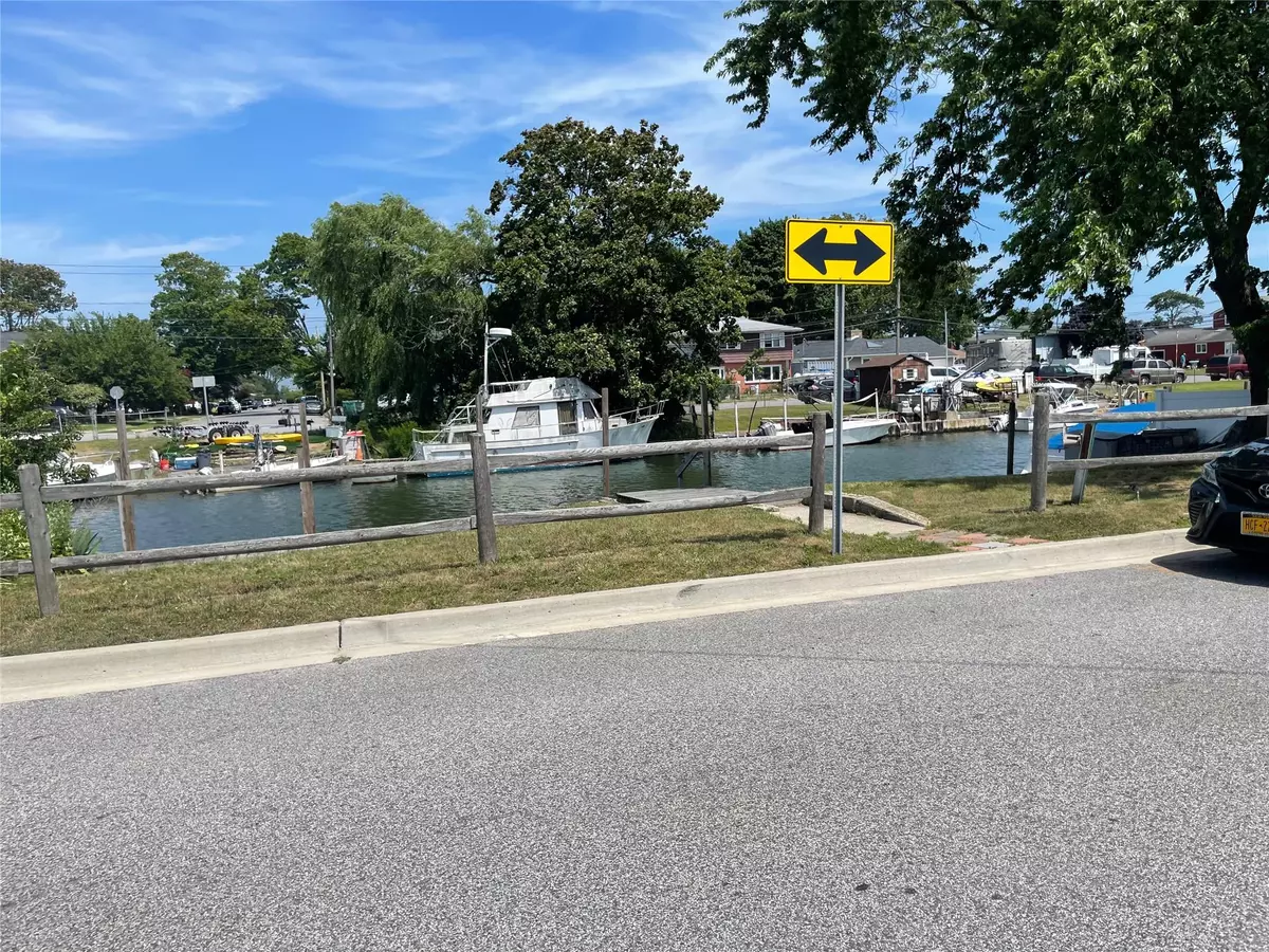Lindenhurst, NY 11757,23 Boat Berth Riviera DR