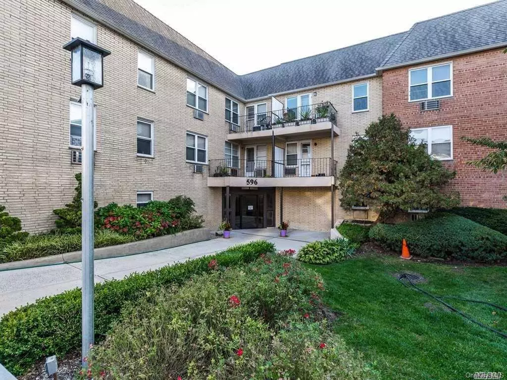 Lynbrook, NY 11563,596 Broadway #15A