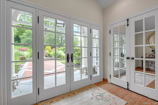 Great Neck, NY 11021,2 Aspen PL