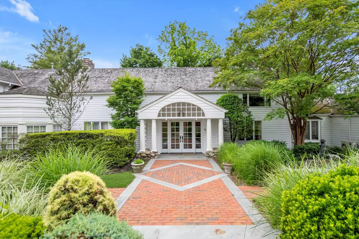 Great Neck, NY 11021,2 Aspen PL