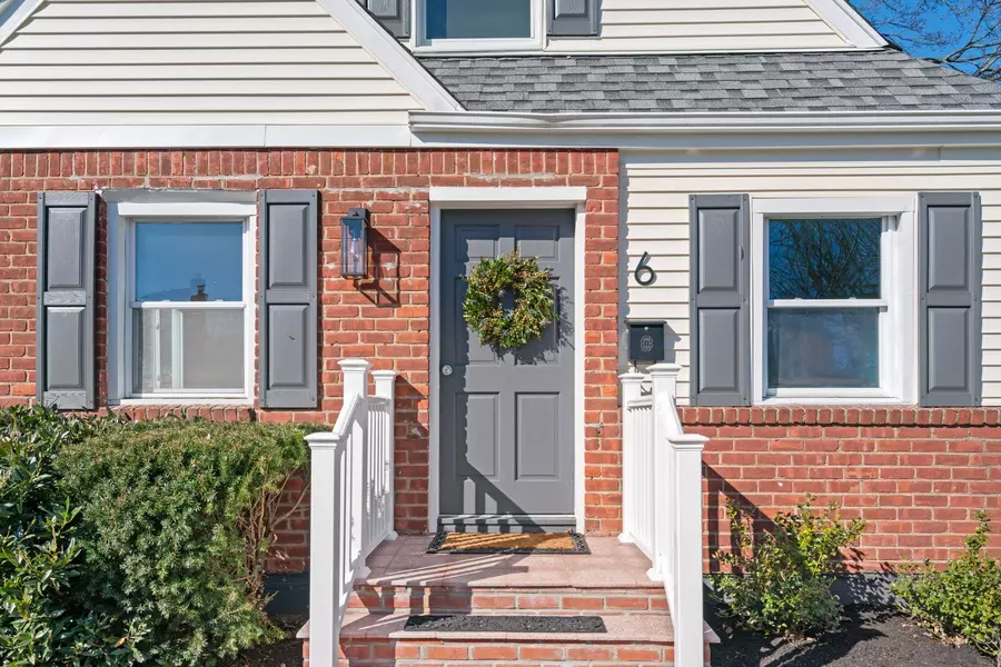 6 S Elm ST, Hicksville, NY 11801