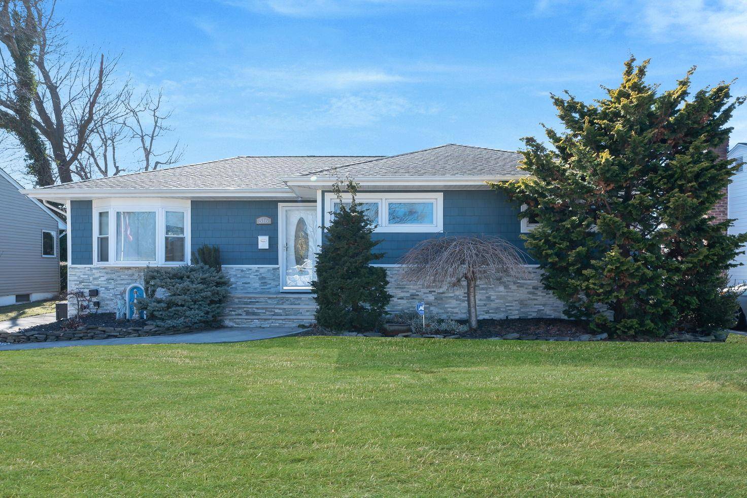 516 Spruce LN, East Meadow, NY 11554