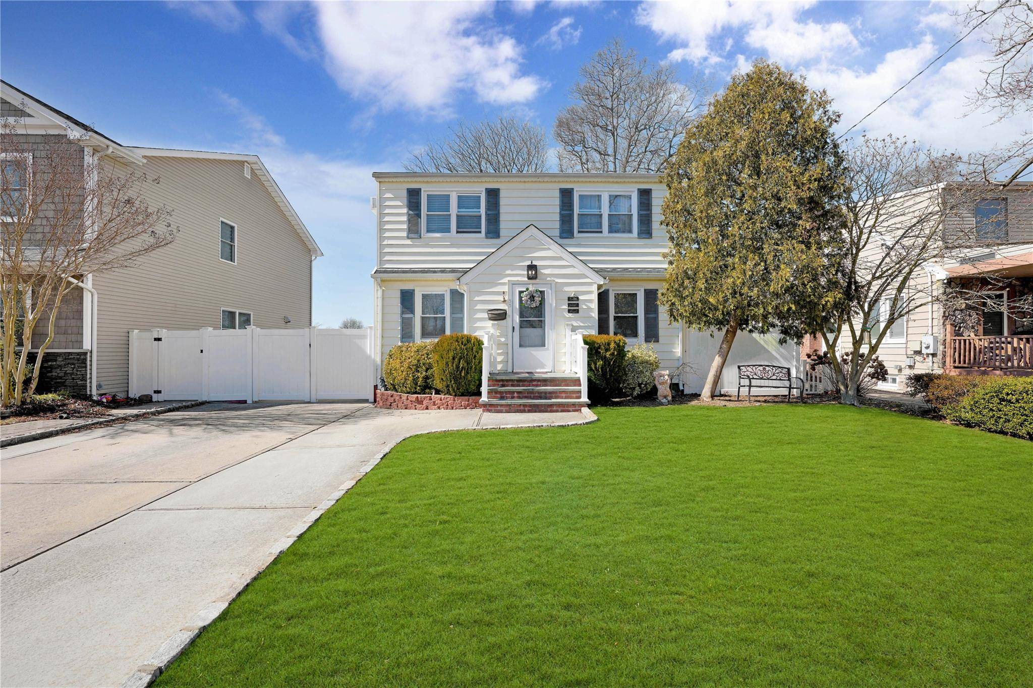 33 Hanover PL, Merrick, NY 11566