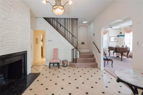 Cedarhurst, NY 11516,486 Oxford RD