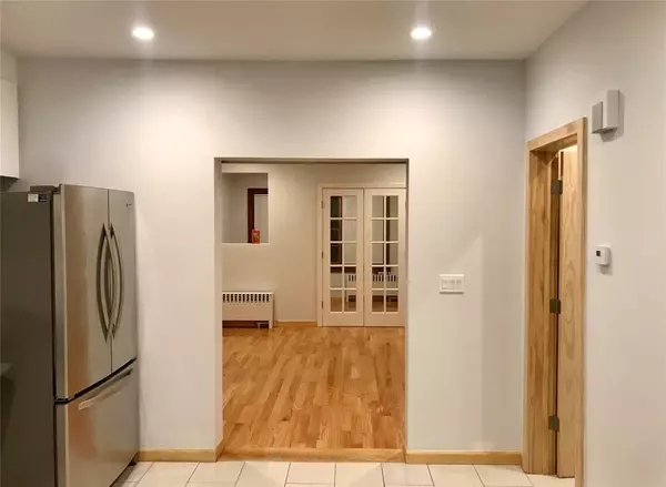 Ridgewood, NY 11385,68-22 60th ST