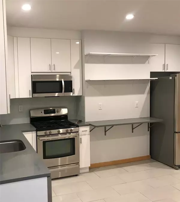 Ridgewood, NY 11385,68-22 60th ST