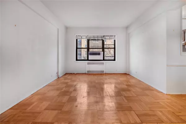 Forest Hills, NY 11375,67-76 Booth ST #2F