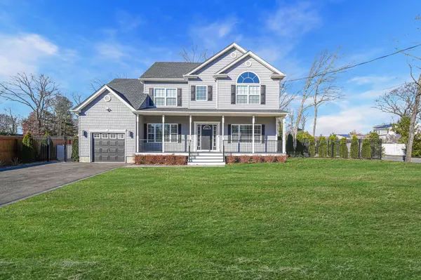 Smithtown, NY 11787,18 Hillcrest DR