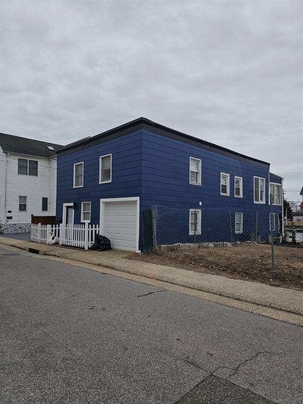 Freeport, NY 11520,208 Sportsmans AVE