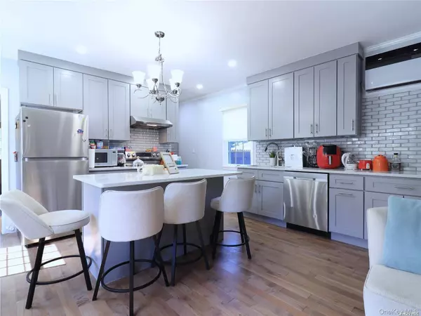 Great Neck, NY 11024,6 Morris LN