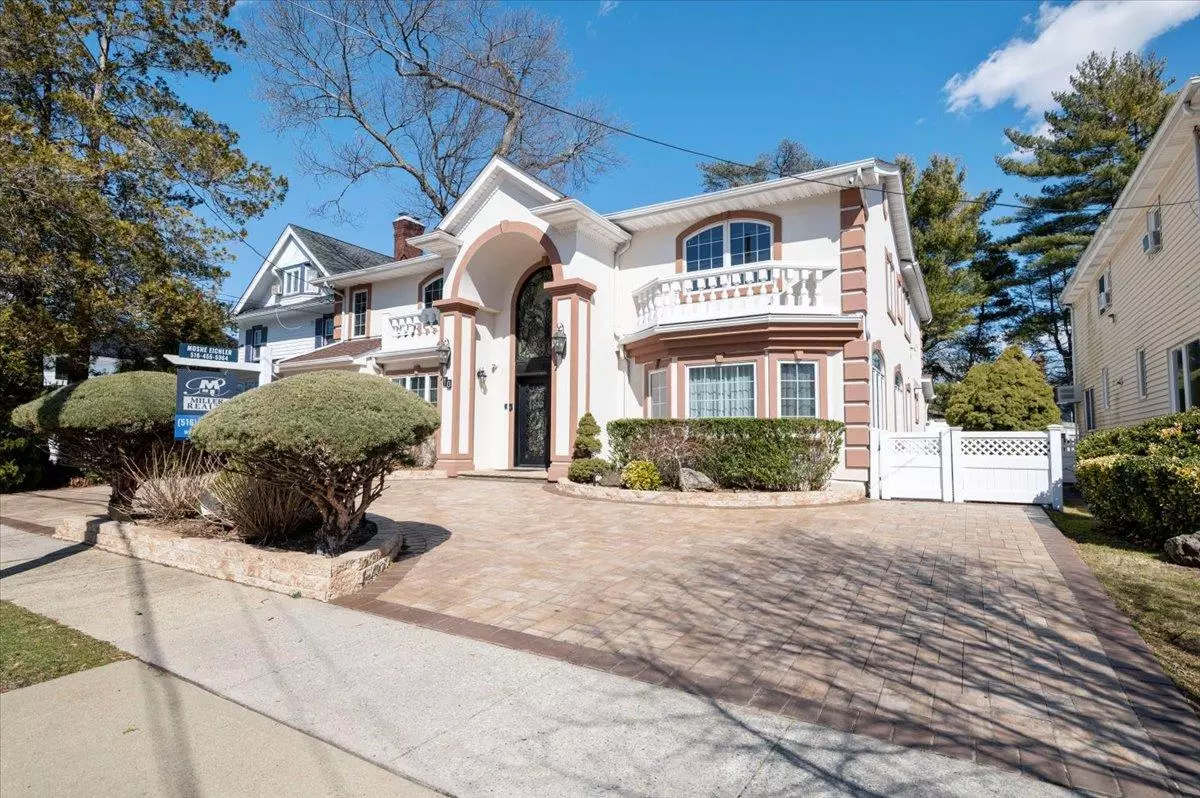 Woodmere, NY 11598,10 Linden ST